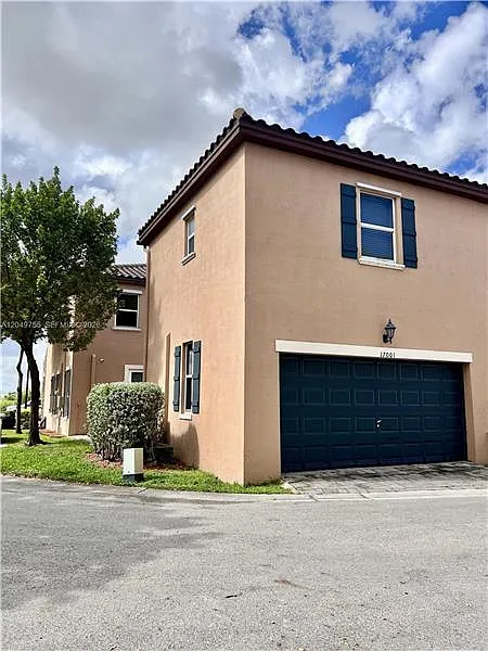 4 bed, 2312 sqft, $3,200 — Photo 4