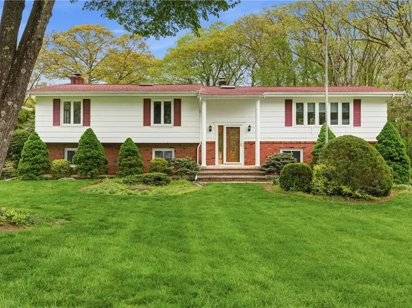 6 Bruce Dr, North Smithfield, RI 02896