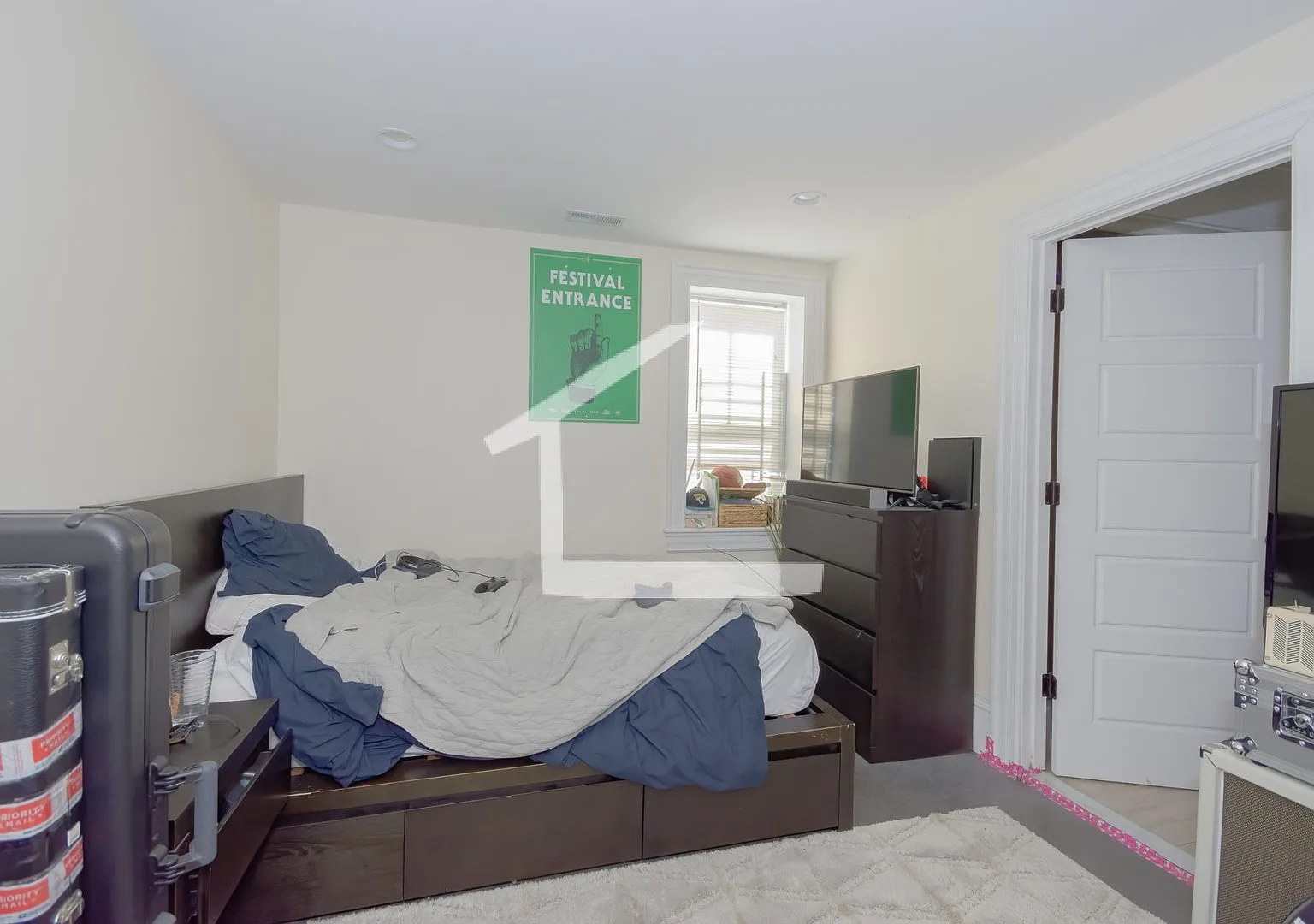 Charming 3 Bedroom-No Broker Fee — Photo 2