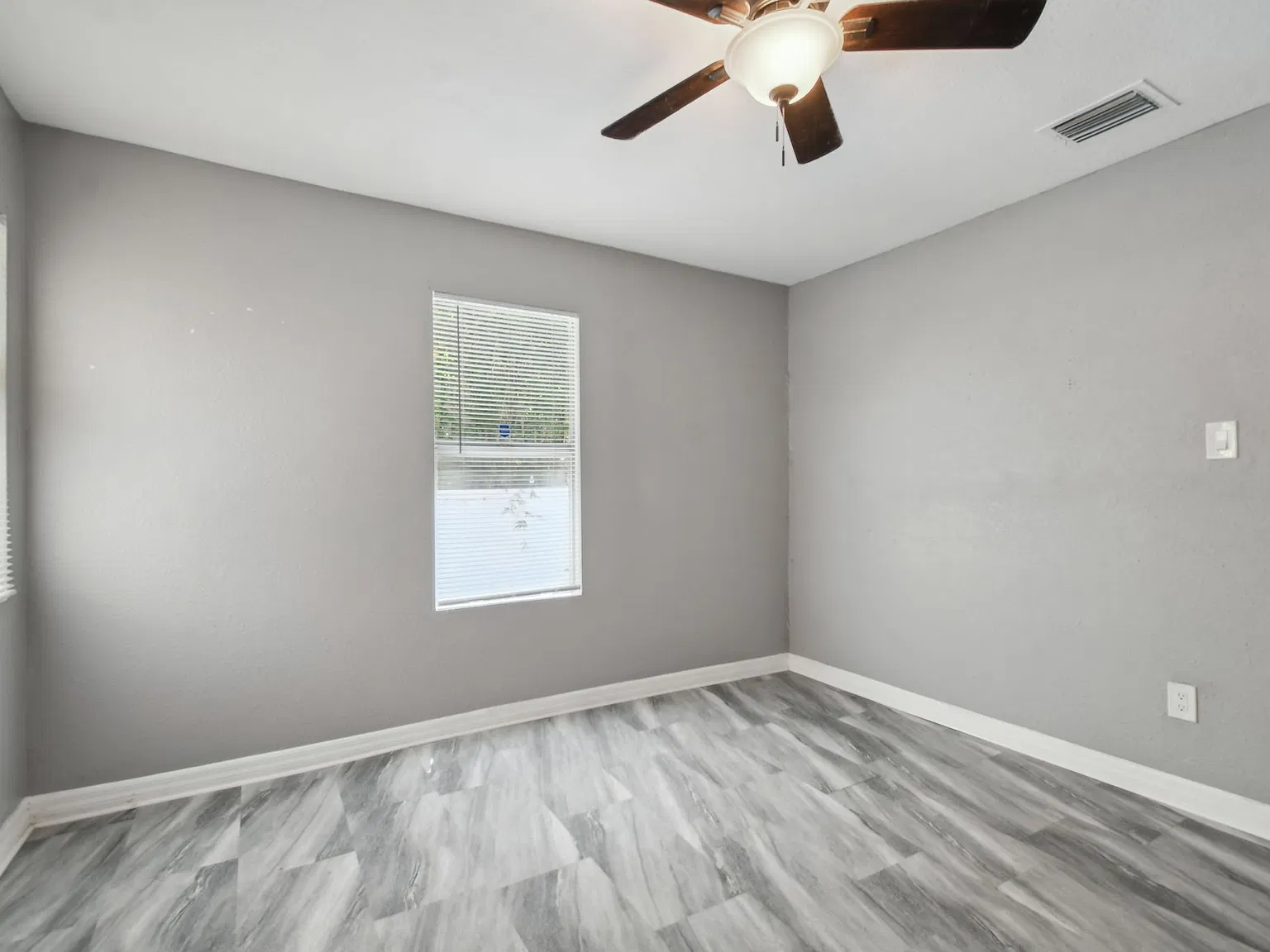 2 bed, 880 sqft, $2,400 — Photo 1