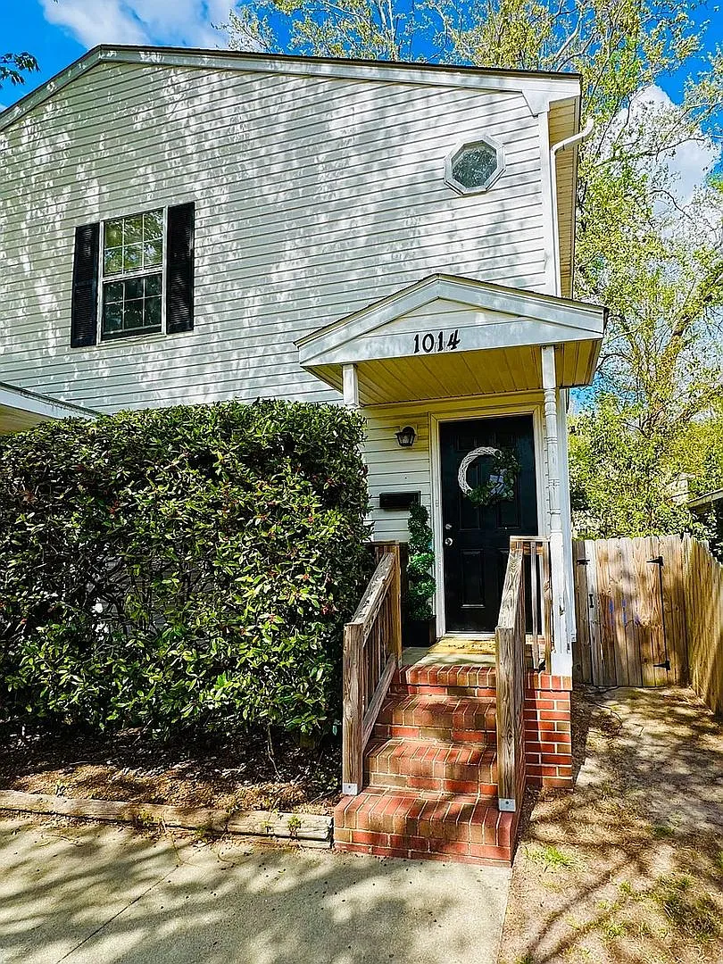 Updated 2nd Floor Duplex, blocks from beach — Photo 1
