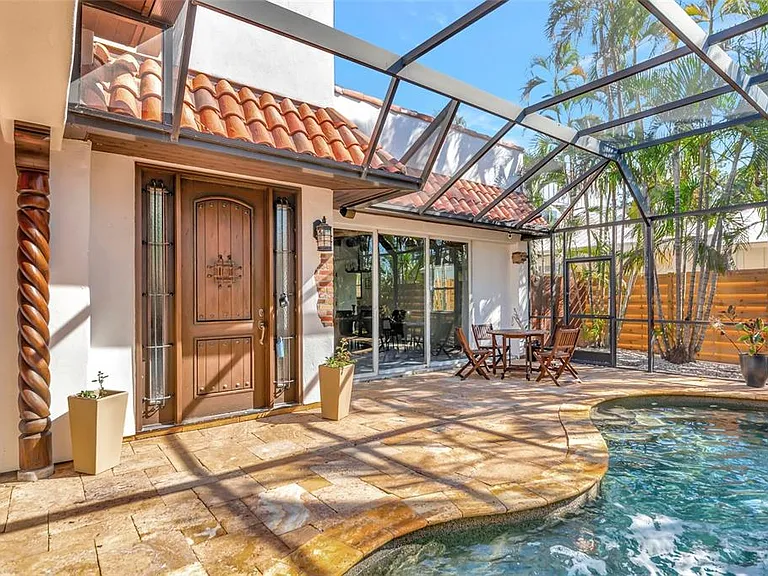 681 Avenida De Mayo — Photo 9