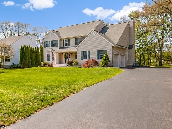 3rd image of 14 Chelsea Dr