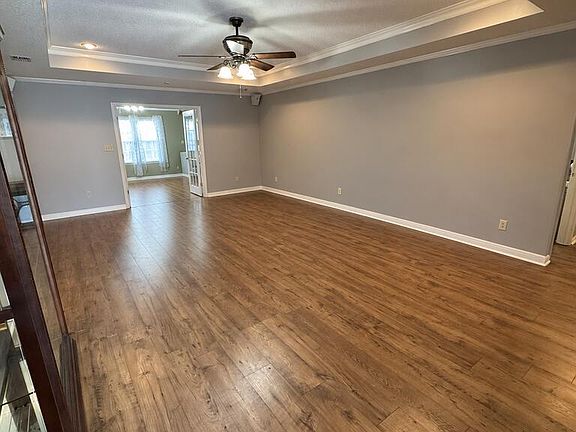 3rd image of 402 Georgetown Cir
