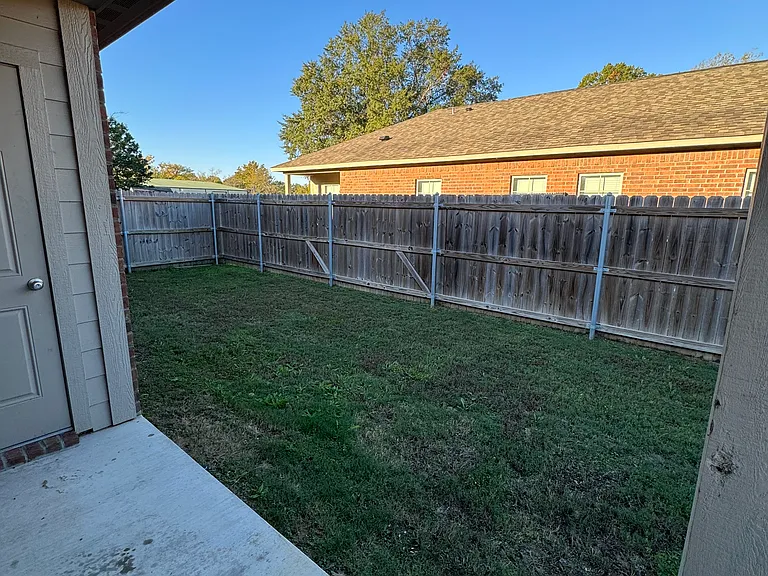 303 Janet St — Photo 18