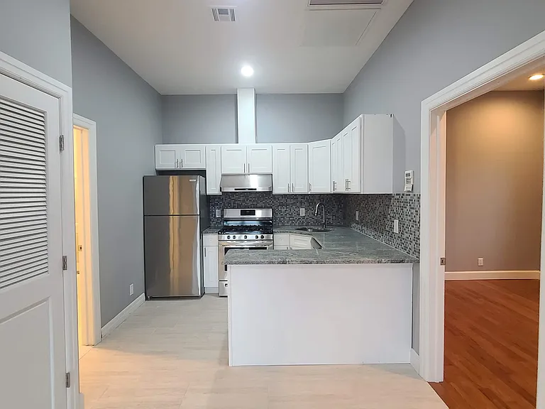 100 Griffith St #3R — Photo 3