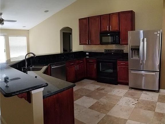 2nd image of 624 SW Pueblo Ter