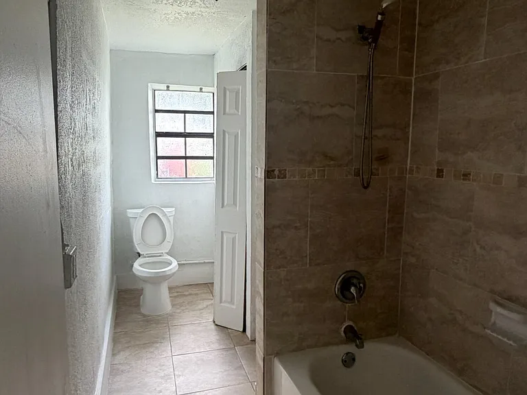 422 NW 7th Ter — Photo 7