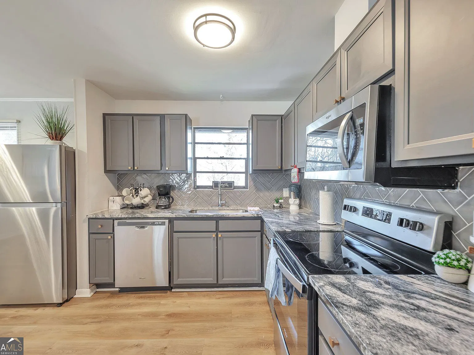 3 bed, 2.0 bath, 1675 sqft, $5,400 — Photo 4