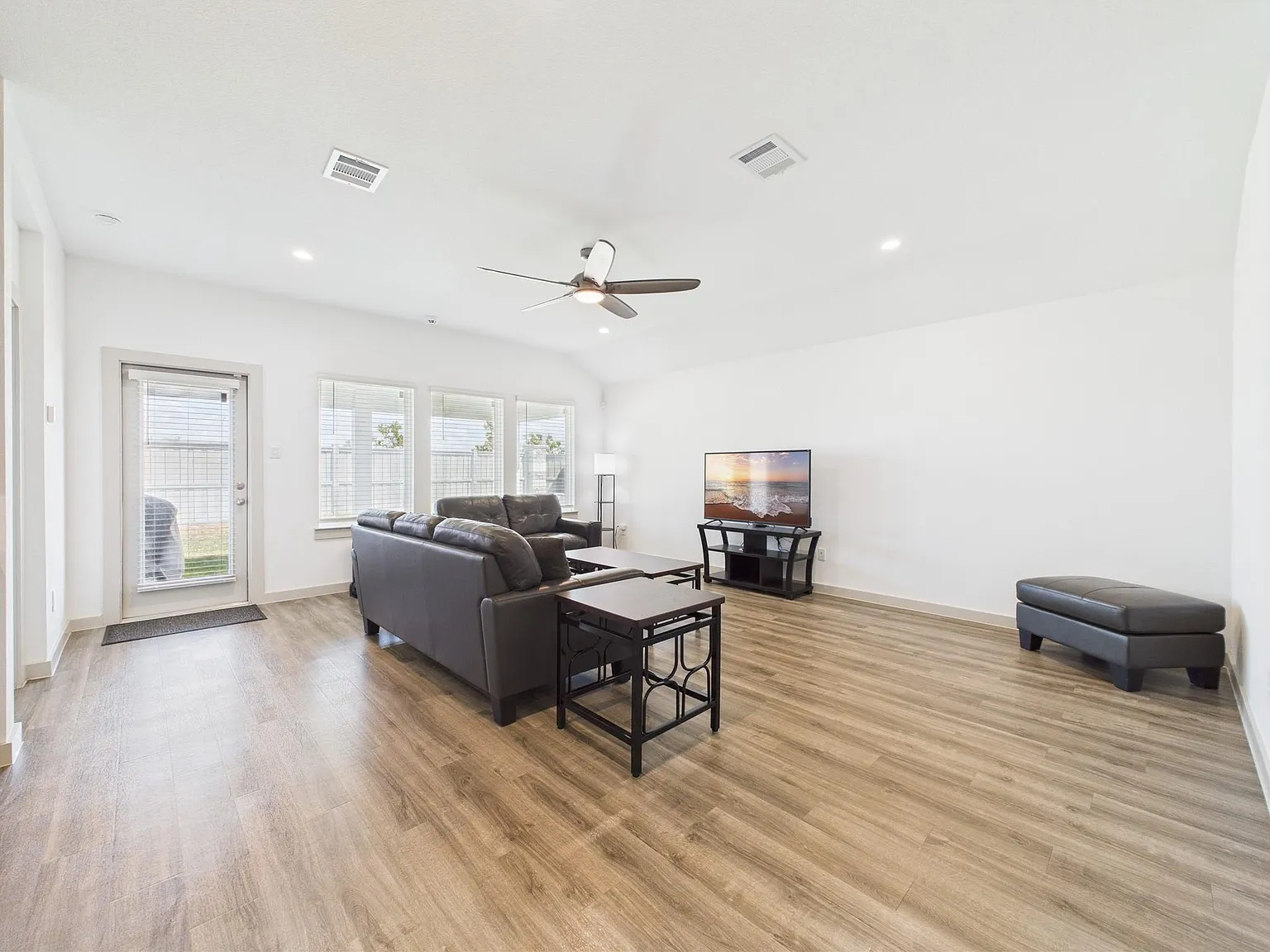 4 bed, 3.0 bath, 2261 sqft, $2,500 — Photo 4