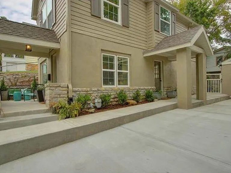 4617 Bell St — Photo 3