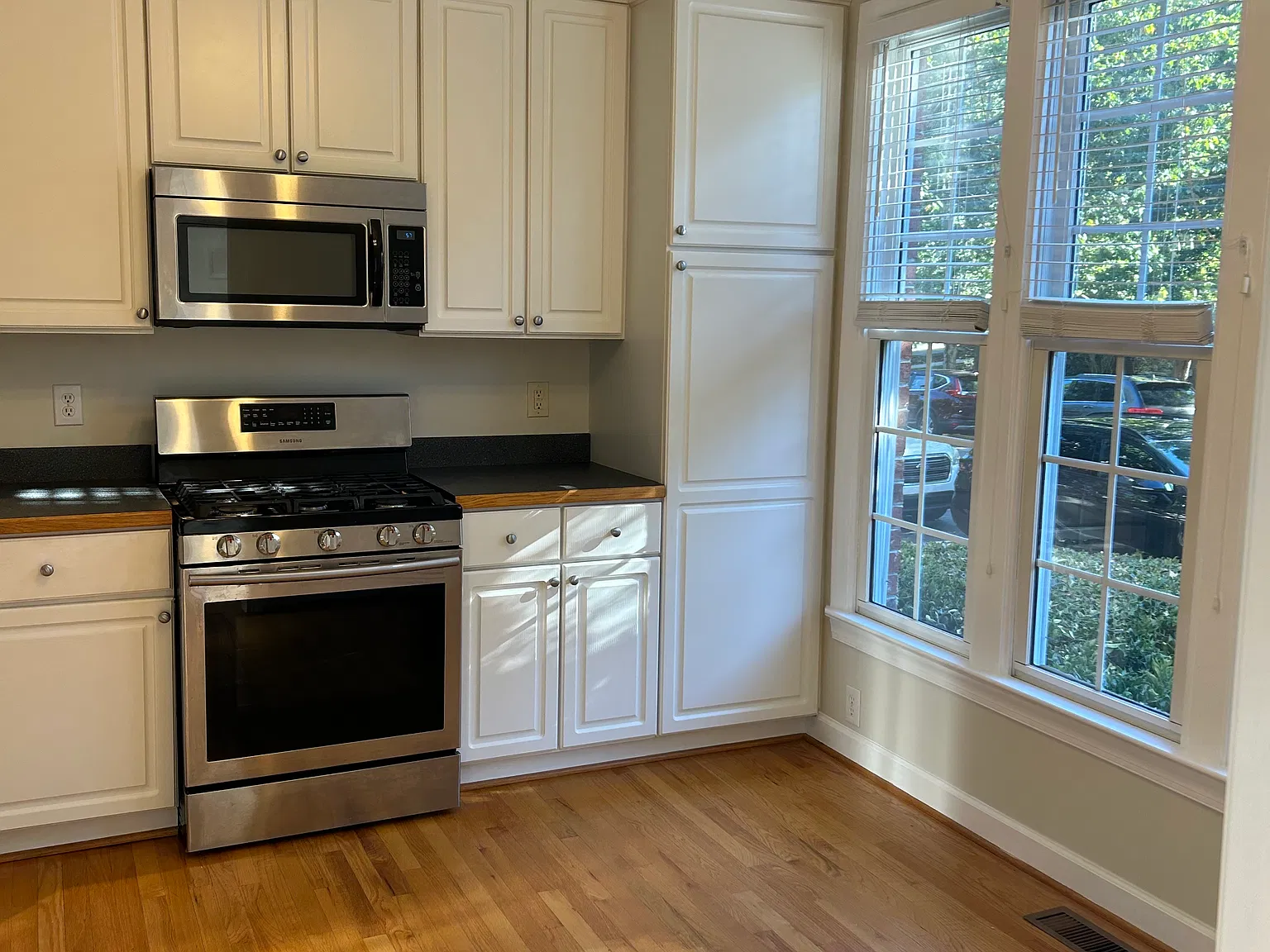 3 bed, 2.5 bath, 1900 sqft, $3,700 — Photo 2