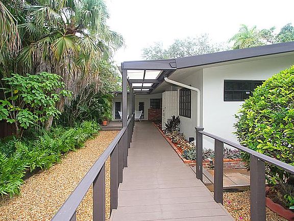 Great breezeway entrance.