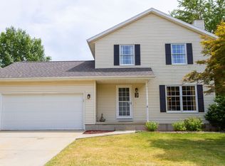 3 Reading Rd, Bloomington, IL 61701