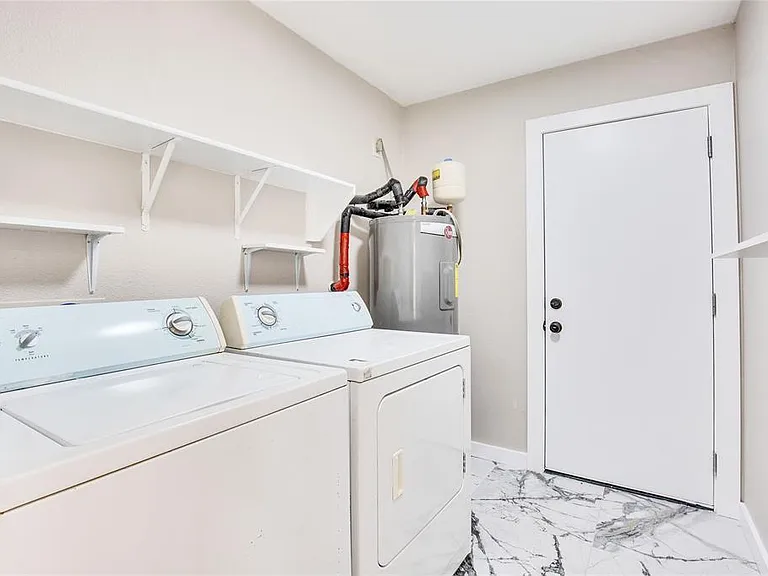 1201 Del Roy Dr — Photo 10