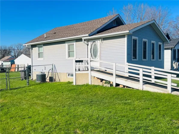 2735 E Elm St, Des Moines, IA 50317