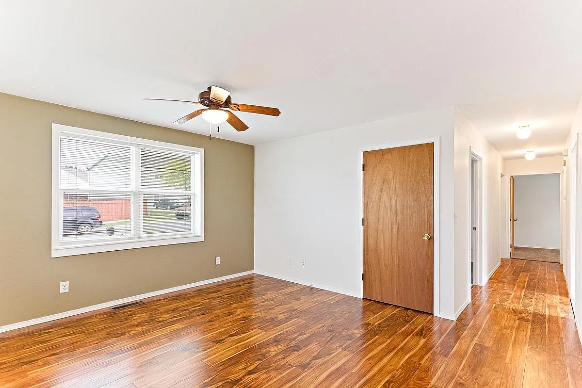 3 bed, 1020 sqft, $1,950 — Photo 3