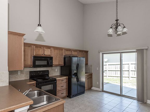 4th image of 1326 Meadowbrooke Ln