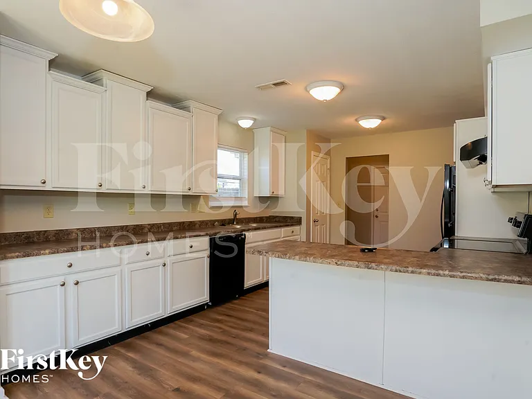 2217 Hampton Dr — Photo 7