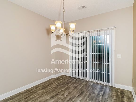 1285948_004_dining_room_12834595.jpg