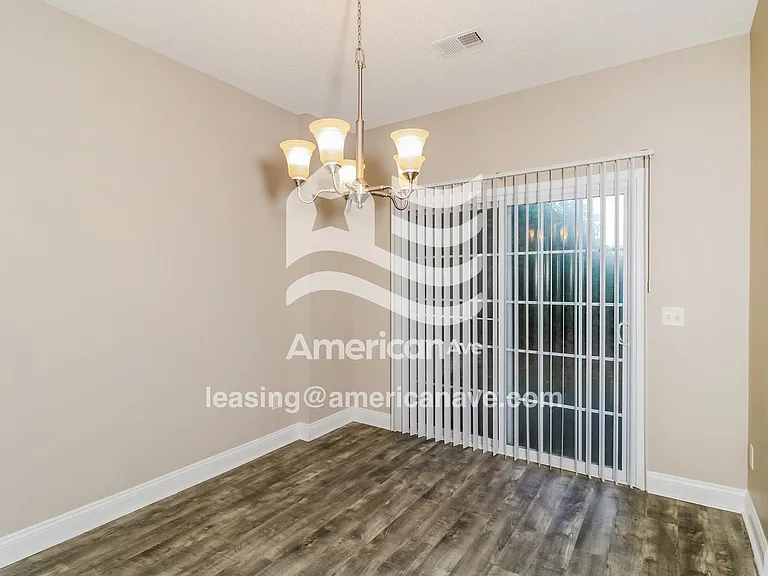 1285948_004_dining_room_12834595.jpg