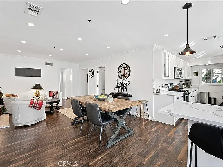20852 Kittridge St — Photo 21