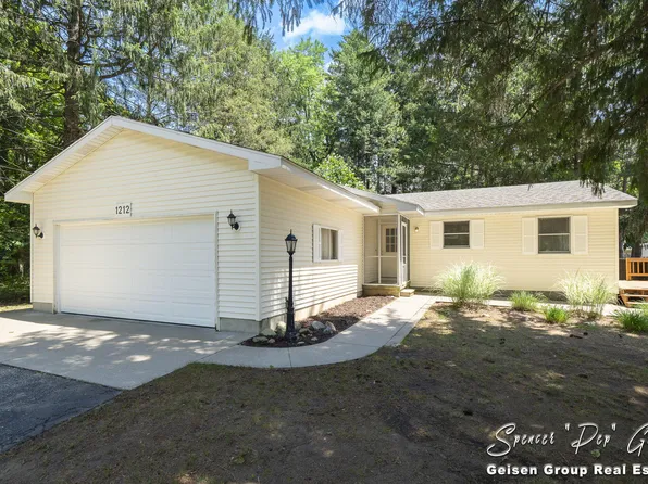 1212 Crescent St, Greenville, MI 48838