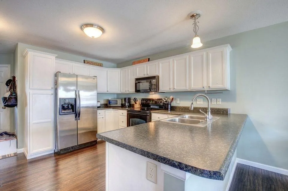 4 bed, 2.5 bath, 1964 sqft, $2,200 — Photo 2