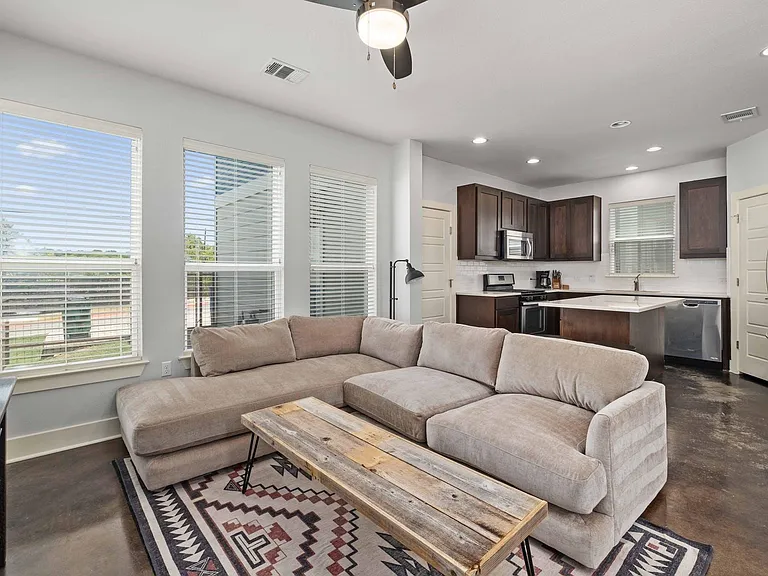 2813 Stock Dr — Photo 3