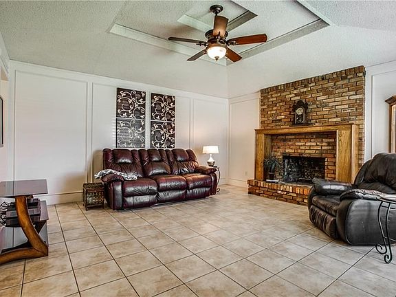 3rd image of 304 Stoneybrook Dr