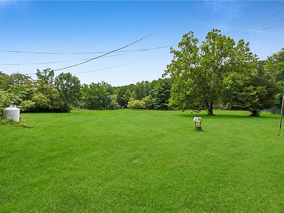 5th image of 687 Farmhill Rd