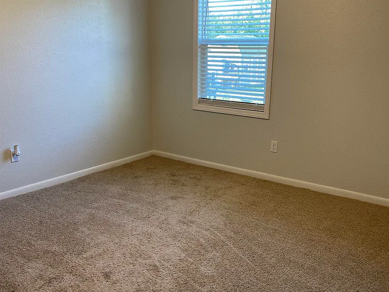 409 Greenlake Dr — Photo 9