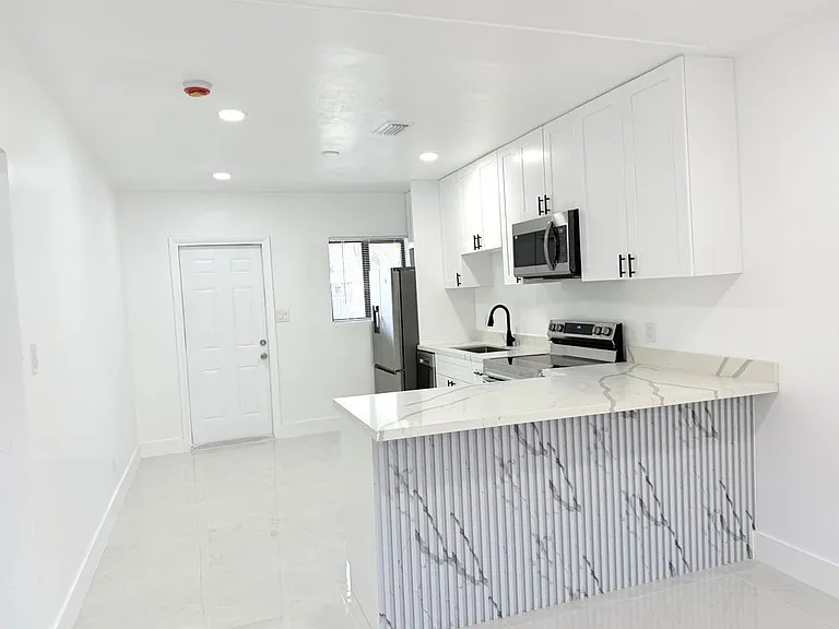 209 NW 10th St #4 — Photo 3