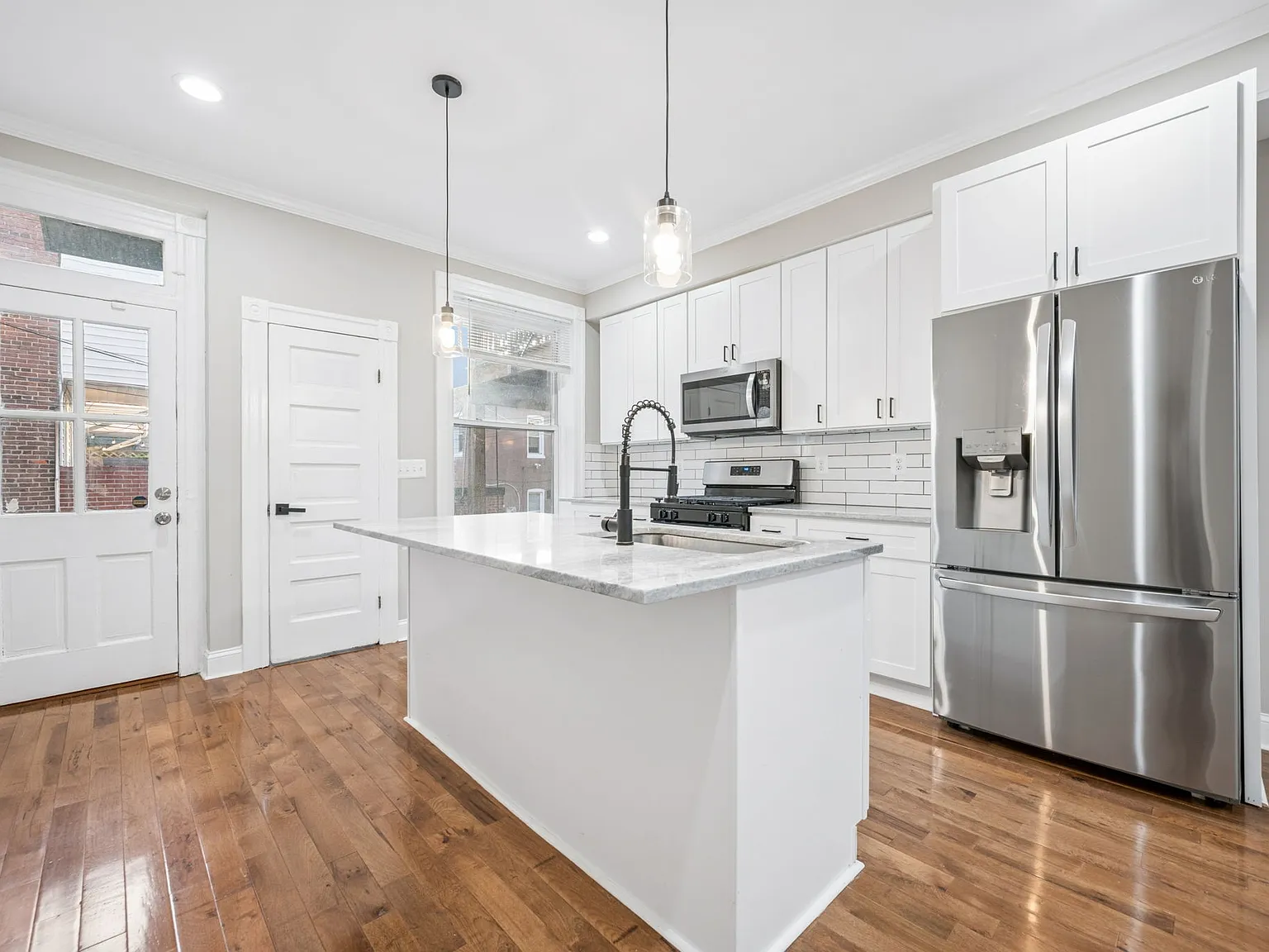 4 bed, 1970 sqft, $3,700 — Photo 4