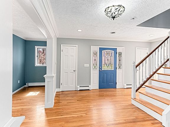 3rd image of 8 Windsor Dr