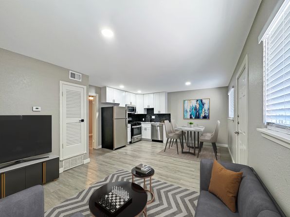 407 1/2 W 38th St #202