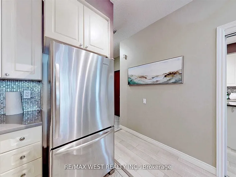 555 Yonge St #604 — Photo 9
