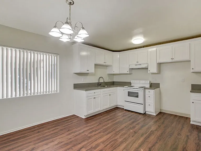Chateau 16700 Devonshire Apartments, LLC — Photo 12