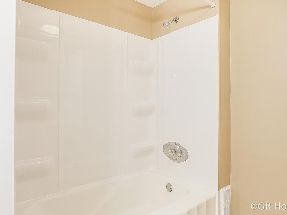 1st image of 900 Fountain St NE #1