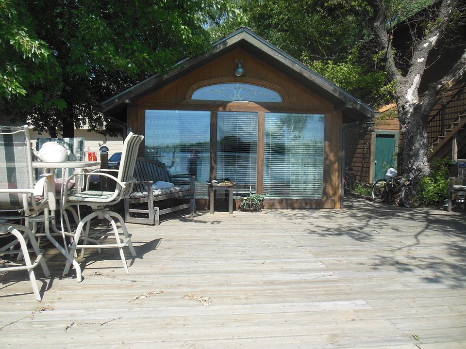 Lg front deck overlooking th