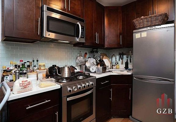 5th image of 307 E 104th St #44