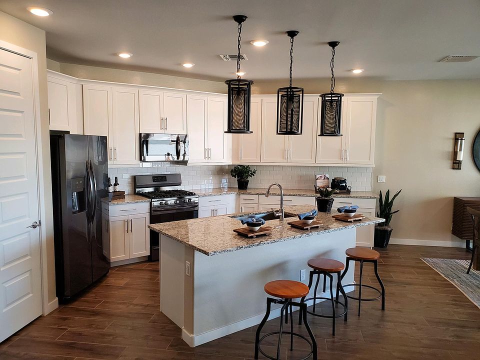 Kitchen - furnished example from model home