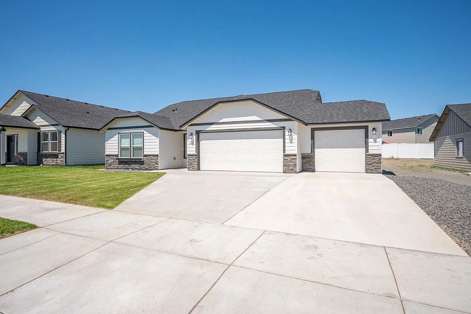 3 bed, 1408 sqft, $2,025 — Photo 1