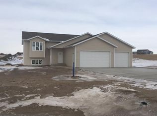 7112 Ashbury Cl, Bismarck, ND 58504