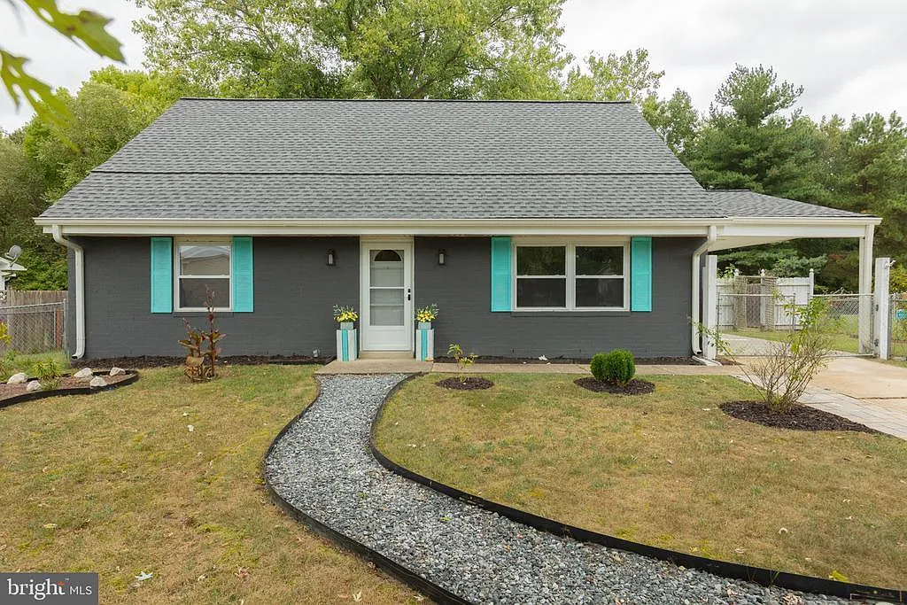 706 University Dr photo 1