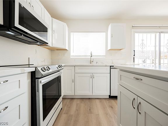 4th image of 4736 Woodland Ave