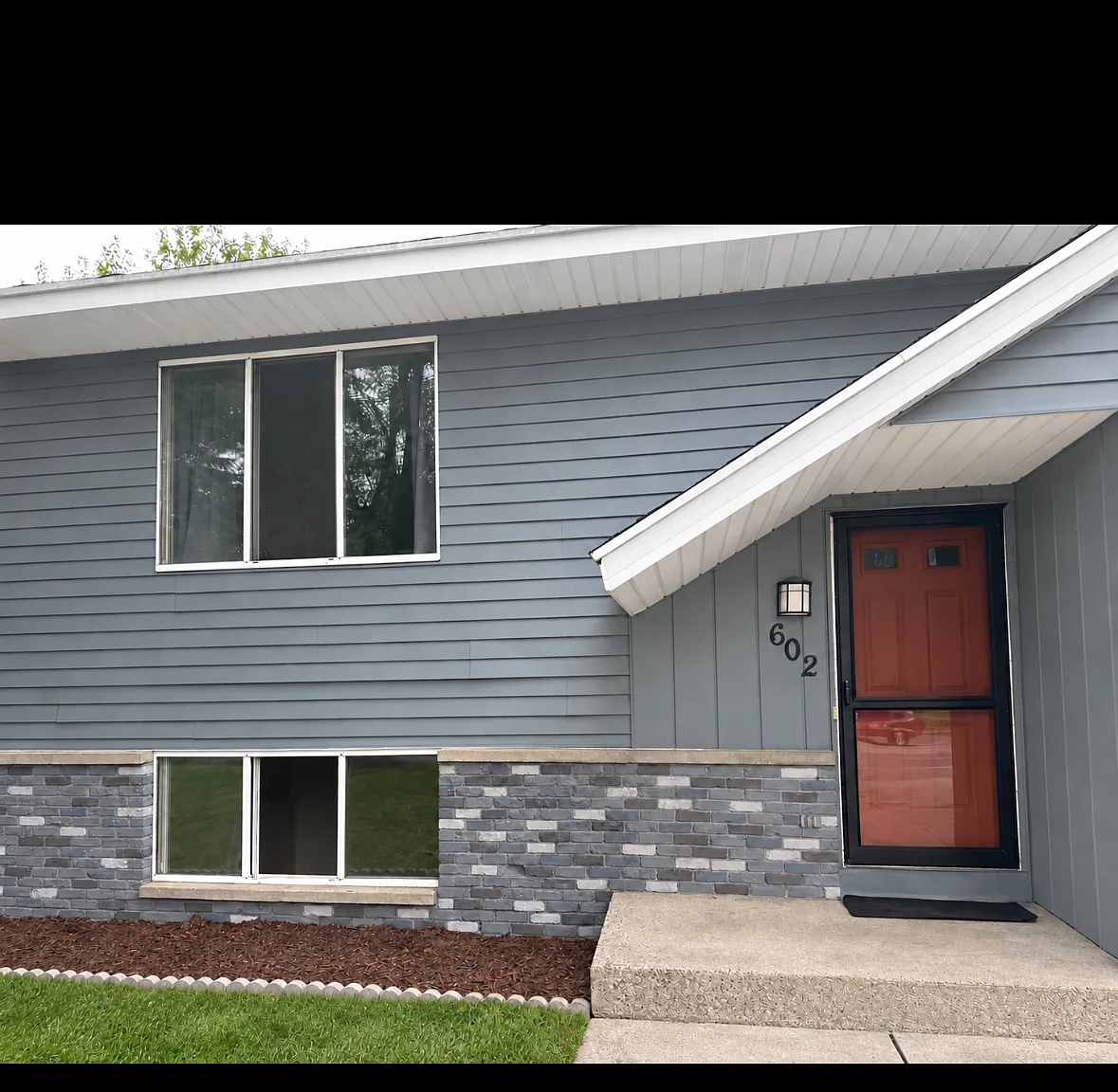 3 bed, 1800 sqft, $1,940 — Photo 1