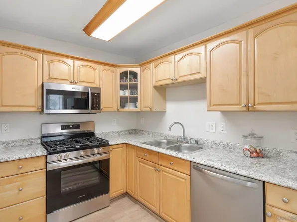 868 E Alvarado St APT 28, Fallbrook, CA 92028
