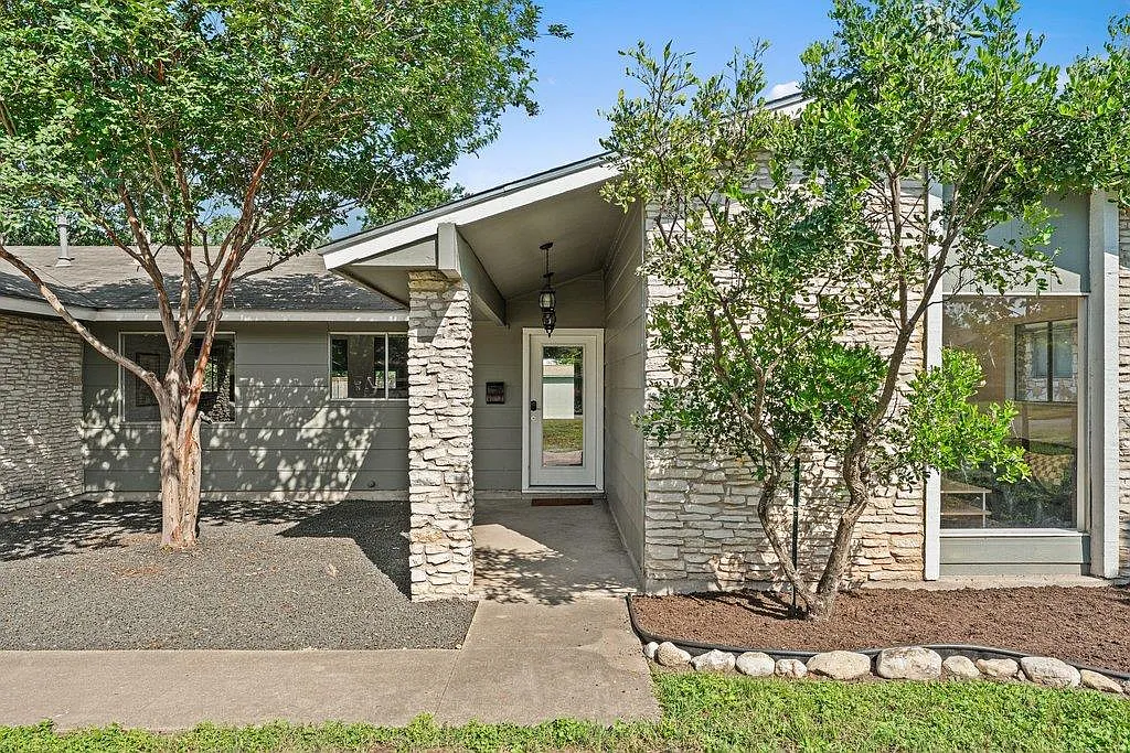 4 bed, 2.0 bath, 1626 sqft, $2,850 — Photo 2