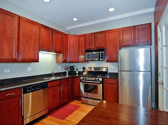 3rd image of 1510 W Cornelia Ave #2